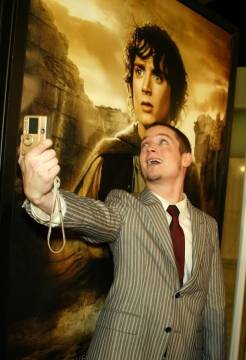 Elijah Wood was soooo excited at his LotR premiere that he narcissistically posed for a pic with himself!